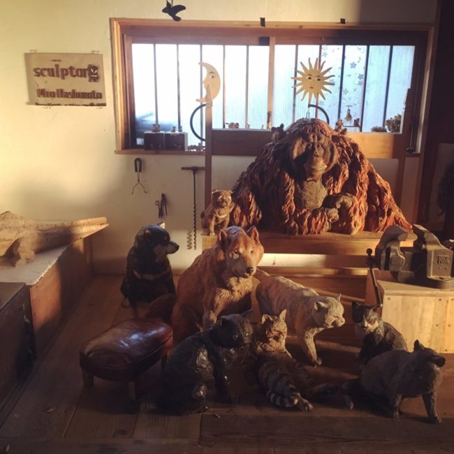 薪ストーブと猫のいるアトリエ  はしもとみお個展